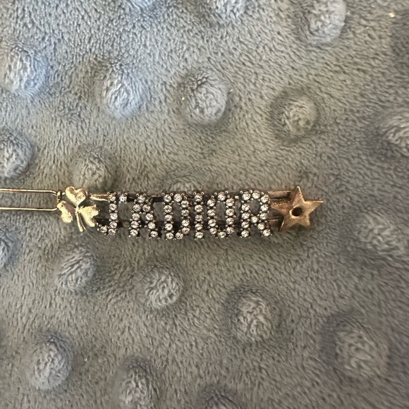 J’adior Hair Clip - Picture 2 of 5